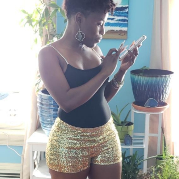 Gold sequin shorts - Picture 3 of 3